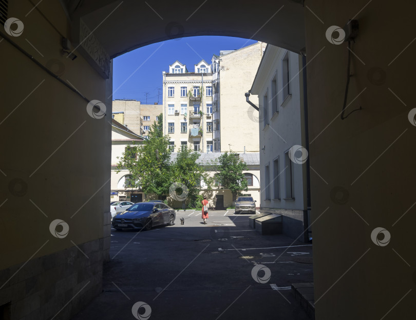 Скачать Старый Арбатский дворик. Москва. фотосток Ozero