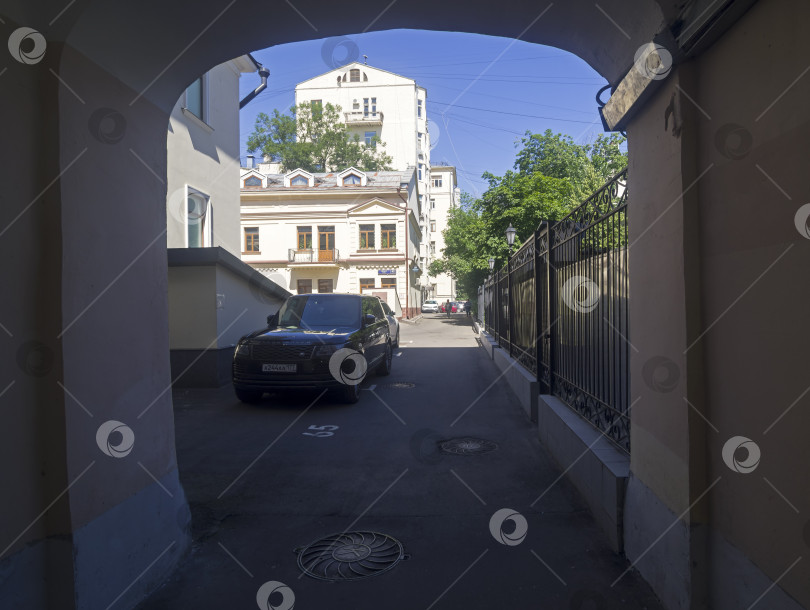 Скачать Старый Арбатский дворик. Москва. фотосток Ozero