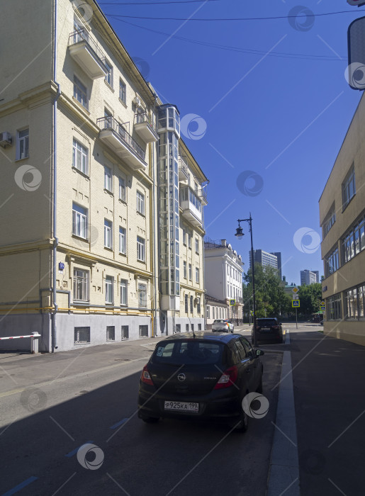 Скачать Пассажирский лифт, пристроенный снаружи к старому зданию. Москва. фотосток Ozero