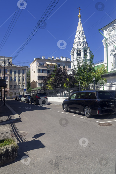 Скачать Колокольня православной церкви. Центр Москвы, Арбат. фотосток Ozero