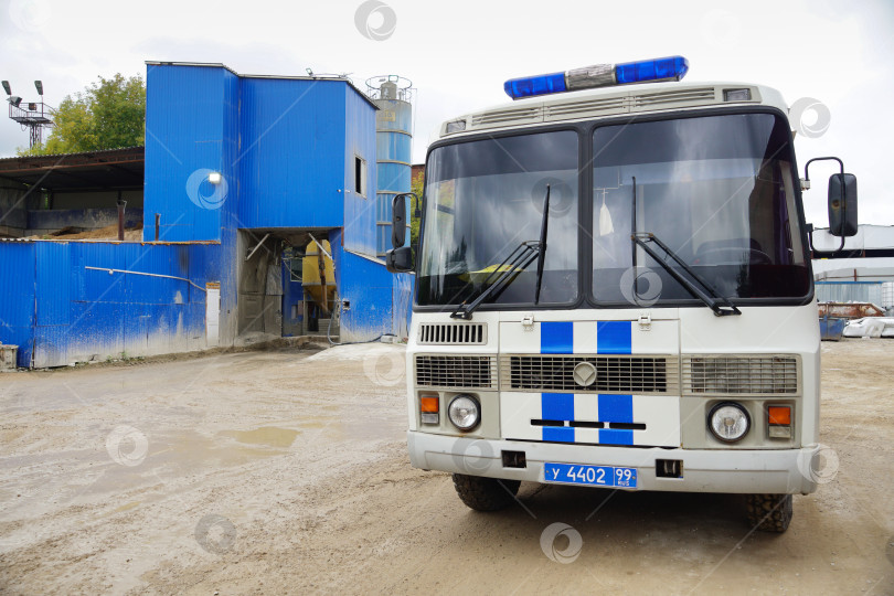 Скачать Полицейский автобус на мусорном полигоне.
9 сентября 2021.
Москва, Россия. фотосток Ozero