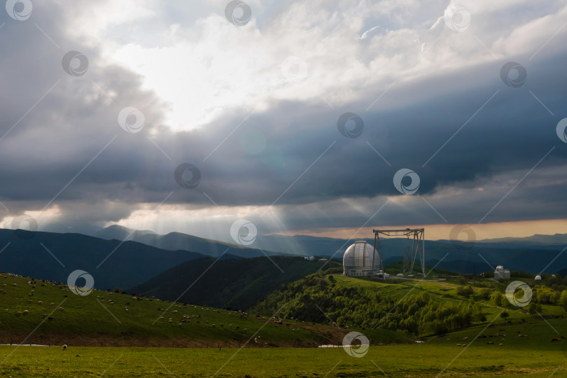 Скачать Большой купол обсерватории с металлической крановой конструкцией. фотосток Ozero