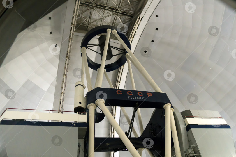 Скачать Большой советский телескоп внутри куполообразной обсерватории. фотосток Ozero