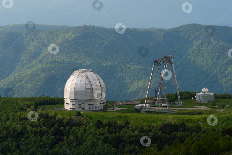 Скачать Большой купол обсерватории с металлической крановой конструкцией. фотосток Ozero