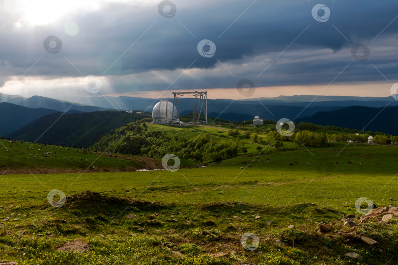 Скачать Большой купол обсерватории с металлической крановой конструкцией. фотосток Ozero