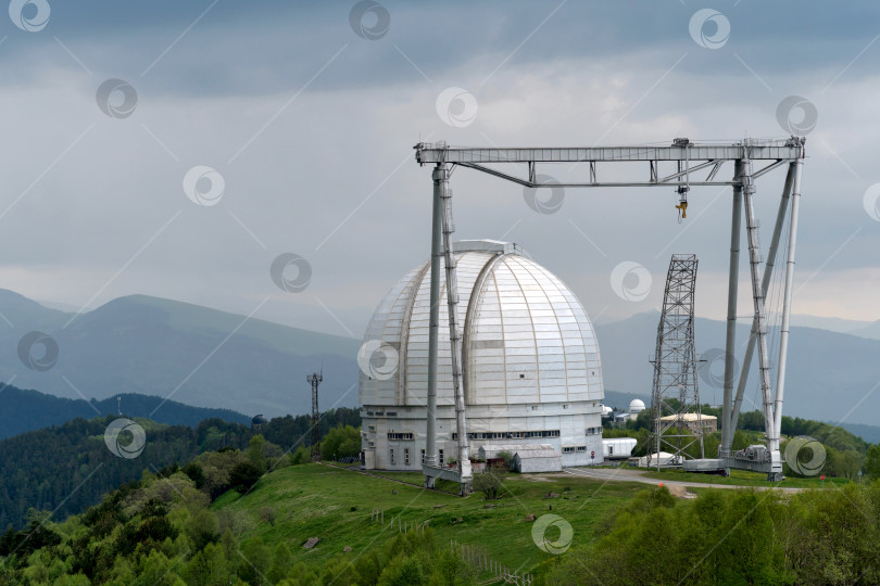 Скачать Большой купол обсерватории на холме с подъемным краном. фотосток Ozero