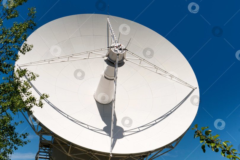 Скачать Спутниковая антенна-тарелка фотосток Ozero