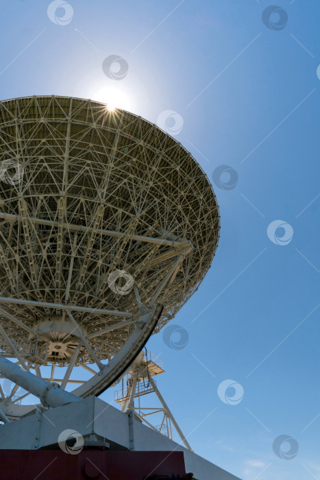 Скачать Большая тарелка радиотелескопа, из-за которой выглядывает солнце. фотосток Ozero