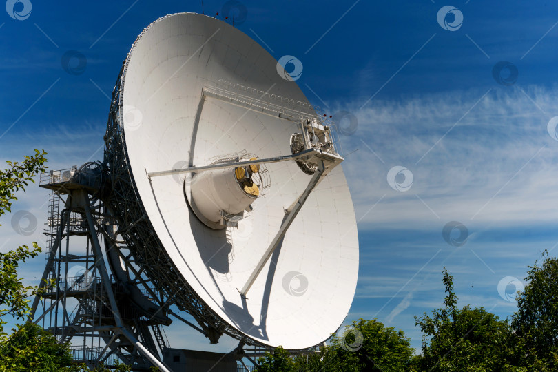 Скачать Большая белая тарелка радиотелескопа фотосток Ozero