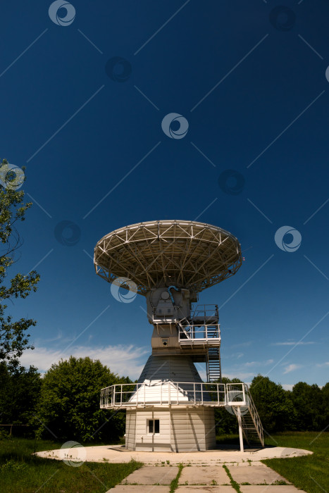 Скачать Белая тарелка радиотелескопа фотосток Ozero
