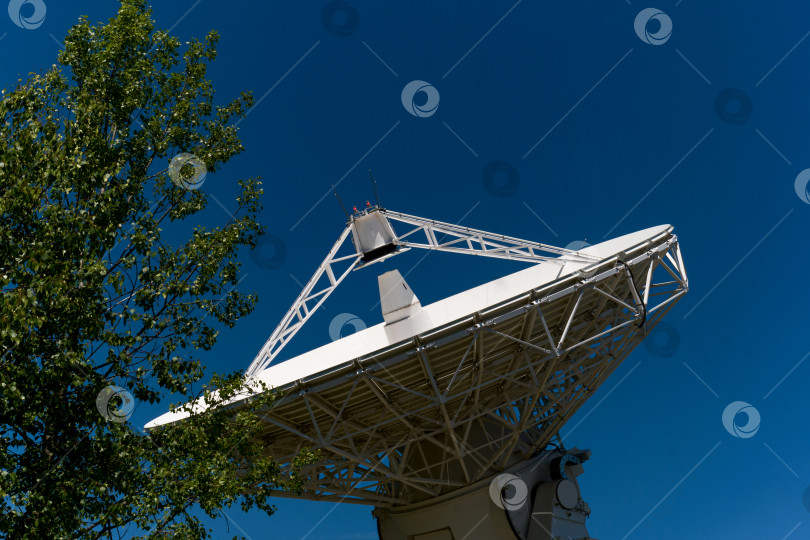 Скачать Вид сбоку на спутниковую антенну-тарелку фотосток Ozero