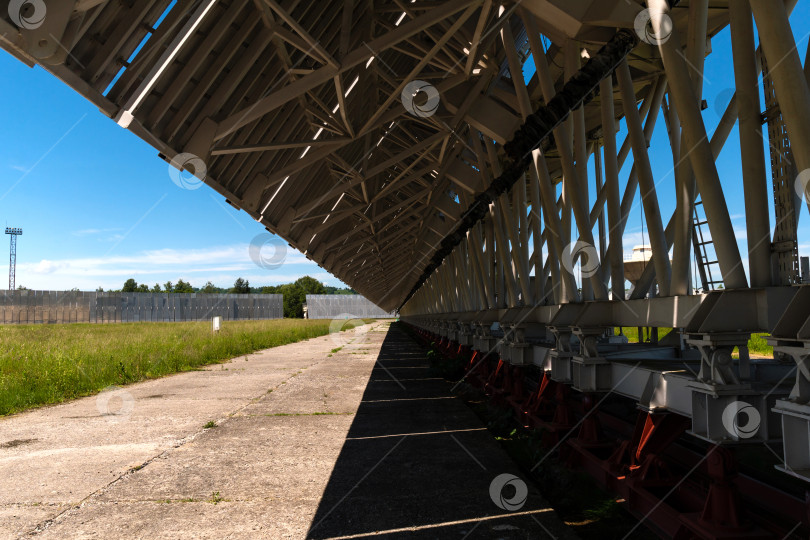 Скачать Вид снизу на панельную конструкцию радиотелескопа РАТАН-600 фотосток Ozero