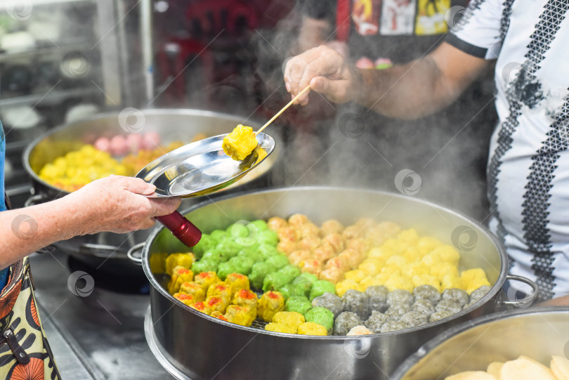 Скачать Приготовленные вручную дим-самы с разными начинками в Jalan Alor street food в Куала-Лумпуре фотосток Ozero