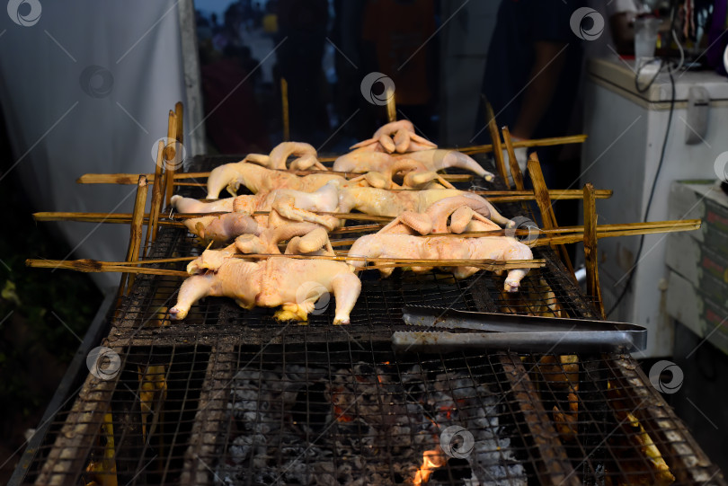 Скачать Куриное мясо и ножки на гриле на вьетнамском ночном рынке фотосток Ozero