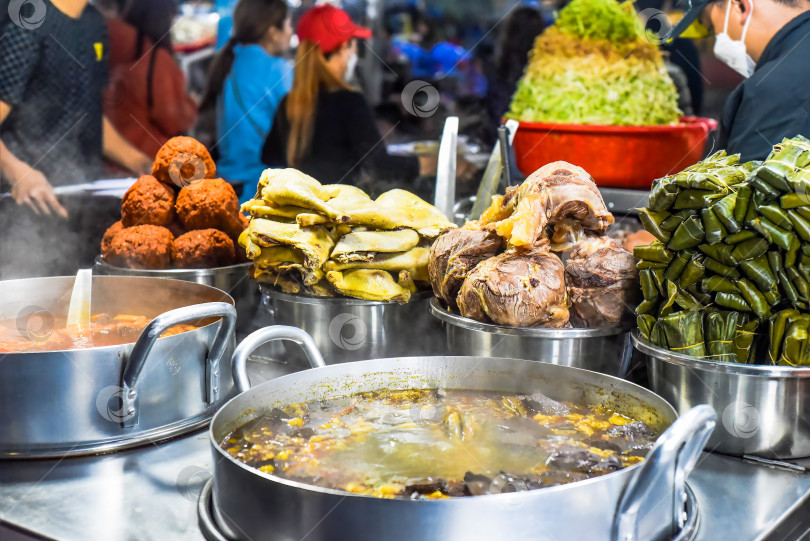 Скачать Множество вьетнамских закусок с вареным и жареным мясом и супом на вьетнамском ночном рынке в Далате фотосток Ozero