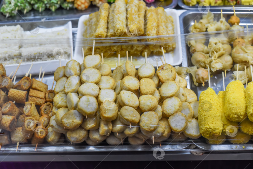 Скачать Множество закусок и морепродуктов на вьетнамском ночном рынке во время фестиваля еды фотосток Ozero