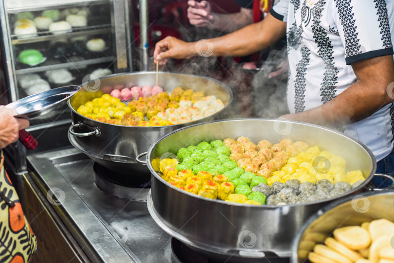 Скачать Приготовленные вручную дим-самы с разными начинками в Jalan Alor street food в Куала-Лумпуре фотосток Ozero