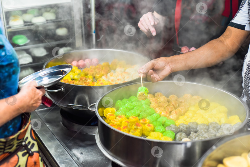 Скачать Приготовленные вручную дим-самы с разными начинками в Jalan Alor street food в Куала-Лумпуре фотосток Ozero