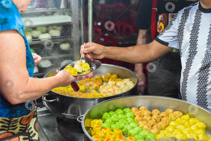 Скачать Приготовленные вручную дим-самы с разными начинками в Jalan Alor street food в Куала-Лумпуре фотосток Ozero