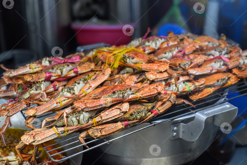 Скачать Много морепродуктов и крабов на вьетнамском ночном рынке во время фестиваля еды фотосток Ozero