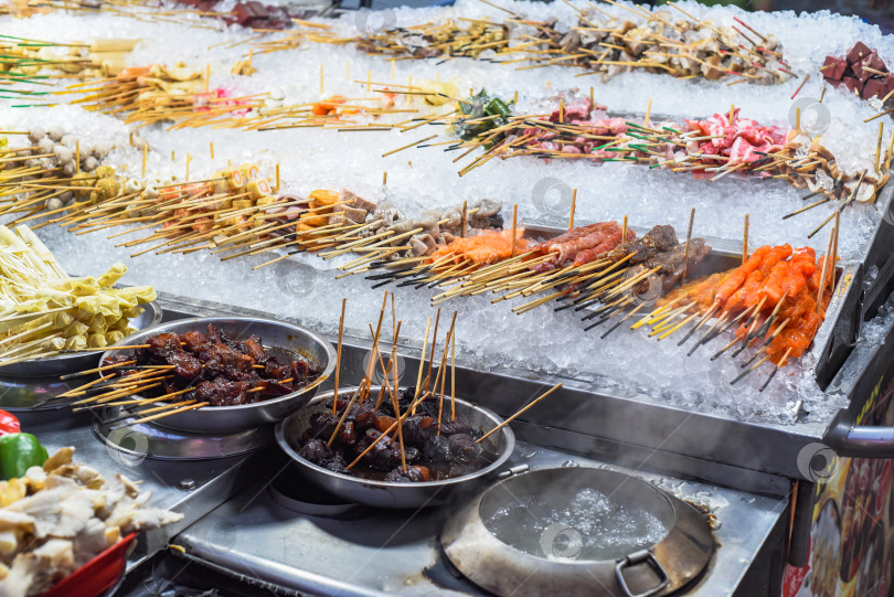 Скачать Множество сырых закусок и морепродуктов в Jalan Alor street food в Куала-Лумпуре фотосток Ozero