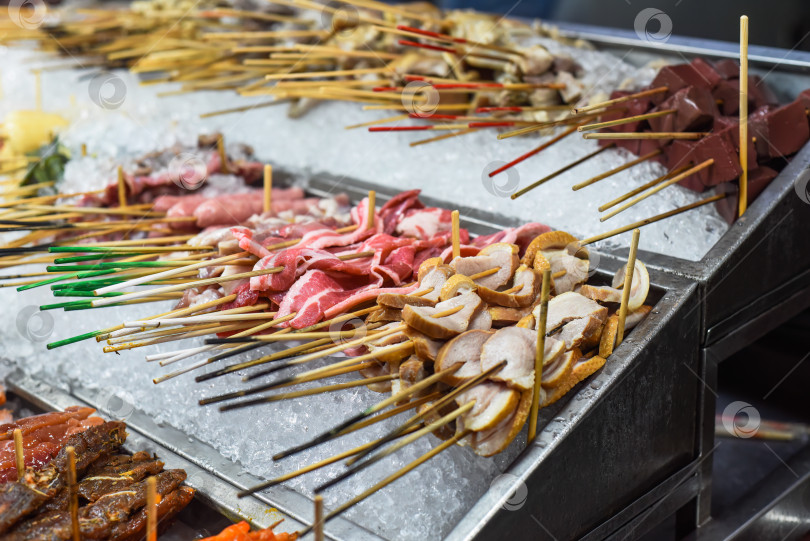 Скачать Множество сырых закусок и морепродуктов в Jalan Alor street food в Куала-Лумпуре фотосток Ozero