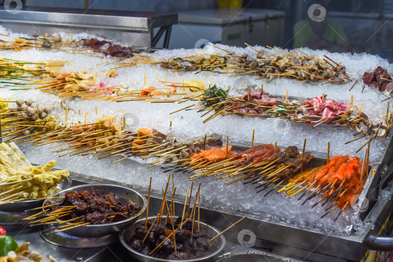 Скачать Множество сырых закусок и морепродуктов в Jalan Alor street food в Куала-Лумпуре фотосток Ozero