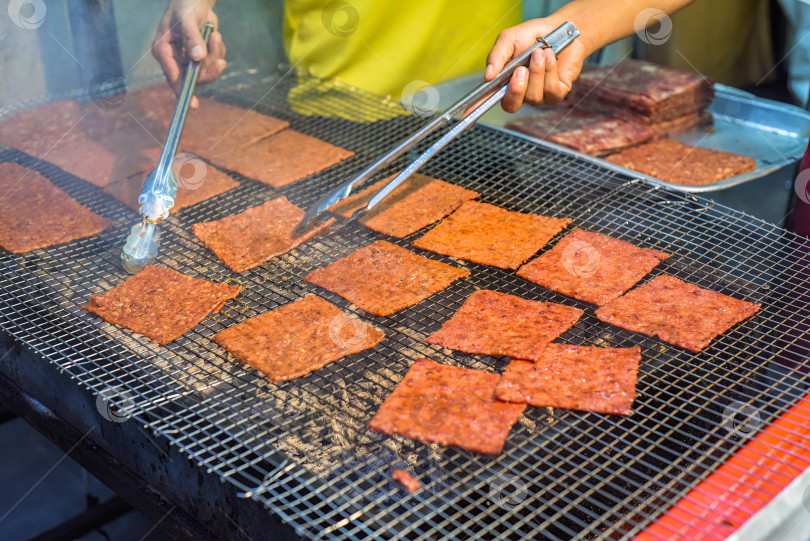 Скачать Шашлык из мяса и свинины в уличном ресторане Jalan Alor в Куала-Лумпуре фотосток Ozero