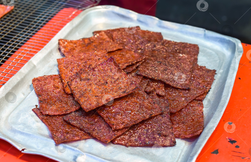 Скачать Шашлык из мяса и свинины в уличном ресторане Jalan Alor в Куала-Лумпуре фотосток Ozero