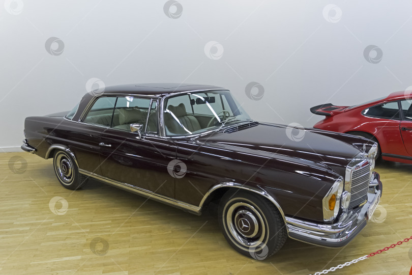 Скачать Автомобиль Mercedes-Benz 280 SE фотосток Ozero