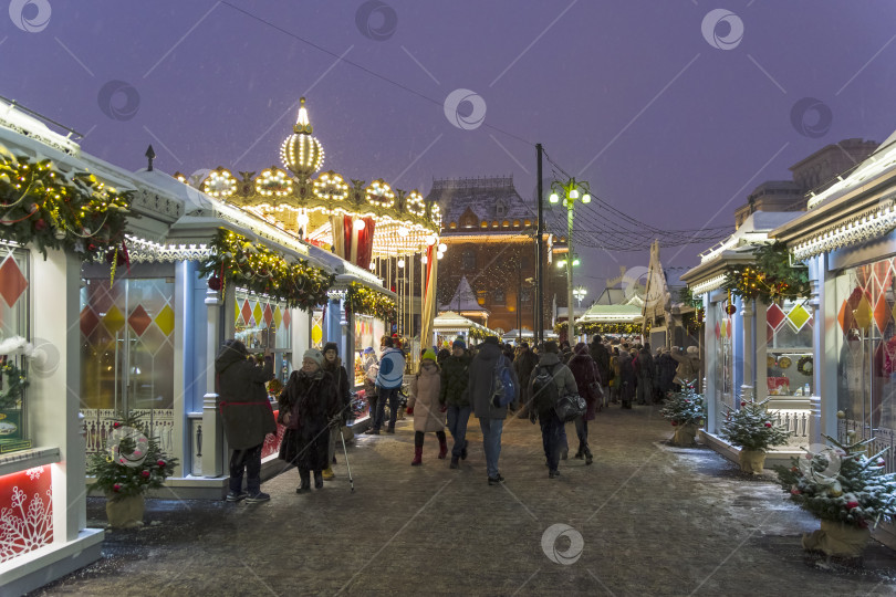 Скачать Рождественская ярмарка в центре Москвы фотосток Ozero