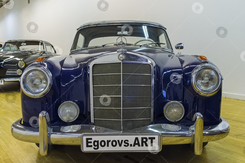 Скачать Автомобиль Mercedes-Benz 220S фотосток Ozero