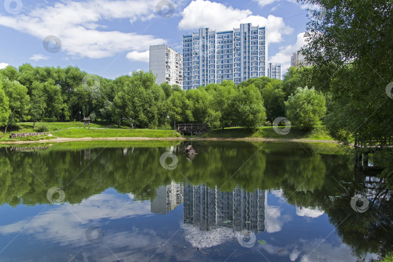 Скачать Небольшой пруд на юго-западе Москвы, Россия. фотосток Ozero