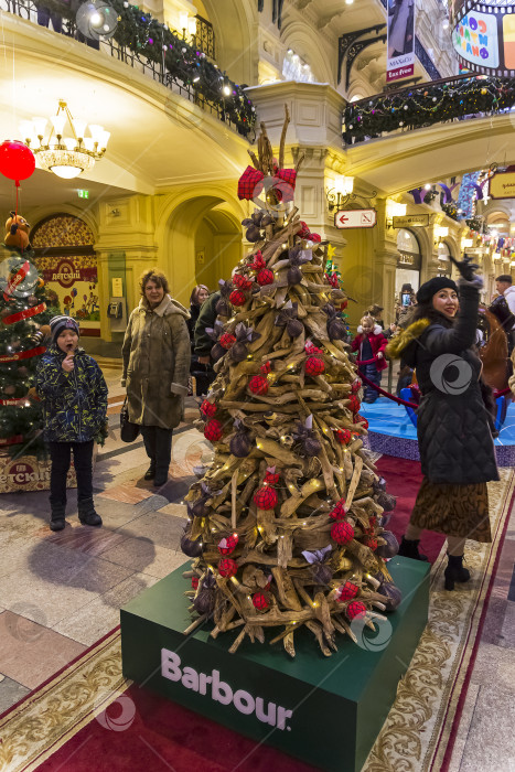 Скачать Новогодние елки с символикой различных компаний в ГУМе. Москва, Россия. фотосток Ozero