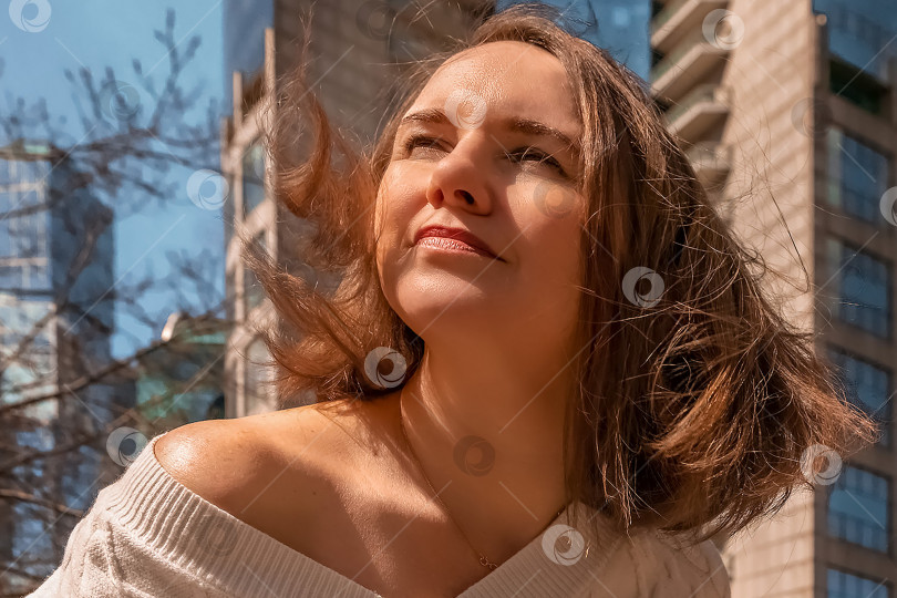 Скачать Портрет молодой женщины с развевающимися волосами. Вид снизу фотосток Ozero