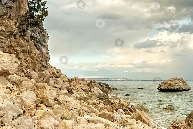 Скачать Дикий каменистый пляж Средиземного моря. Фон фотосток Ozero