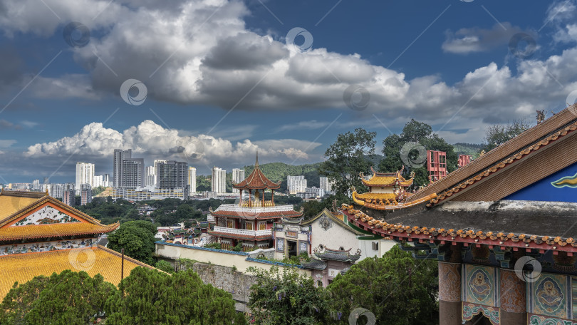 Скачать Пагоды китайского храма на фоне городского пейзажа. фотосток Ozero
