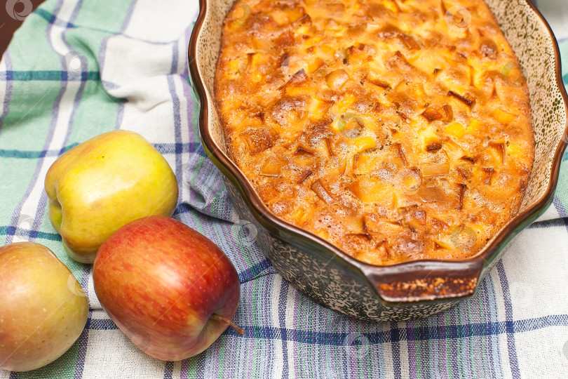 Скачать Яблочный пирог со свежими фруктами. Домашние рецепты вкусной выпечки фотосток Ozero