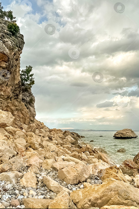 Скачать Дикий каменистый пляж Средиземного моря. Фон фотосток Ozero