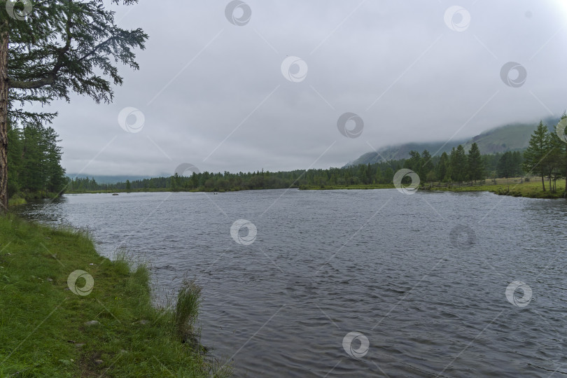 Скачать Вершины гор покрыты низкими облаками. фотосток Ozero