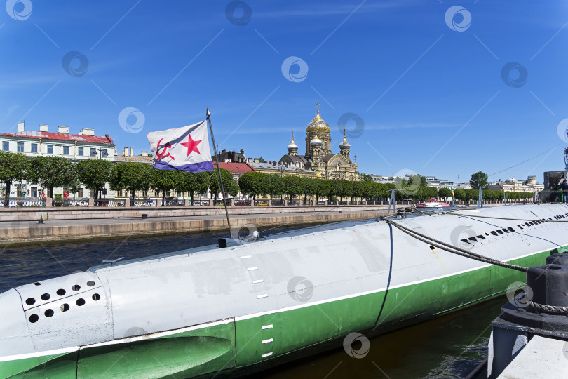 Скачать Советский военно-морской флаг на старой музейной подводной лодке. фотосток Ozero