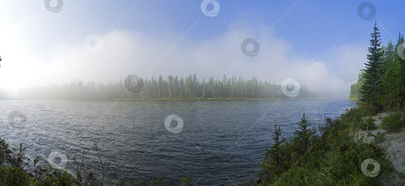 Скачать Панорама берега горной реки, скрытого туманом и низкими облаками. фотосток Ozero