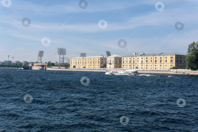 Скачать Панорамный вид на Санкт-Петербург и Неву летом фотосток Ozero