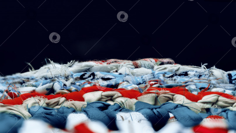 Скачать Плетеное изделие из лоскутков цветной ткани, ручная работа, крупный план фотосток Ozero