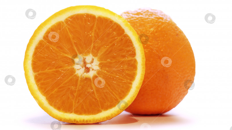 Скачать Апельсины, нарежьте апельсины желто-оранжевыми. Апельсины на белом изолированном фоне, фрукты для употребления в пищу и медицине, витамин С фотосток Ozero