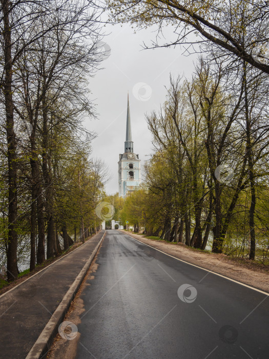 Скачать Мощеная дорога к далекой церкви. фотосток Ozero