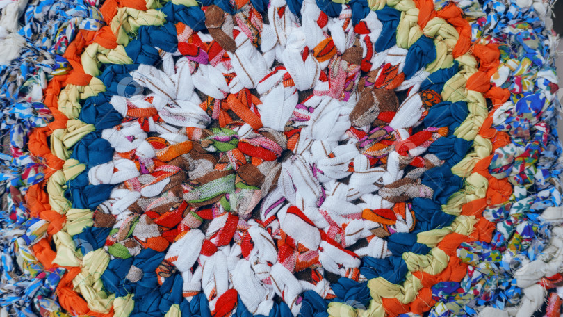 Скачать Плетеное изделие из лоскутков цветной ткани, ручная работа, крупным планом фотосток Ozero