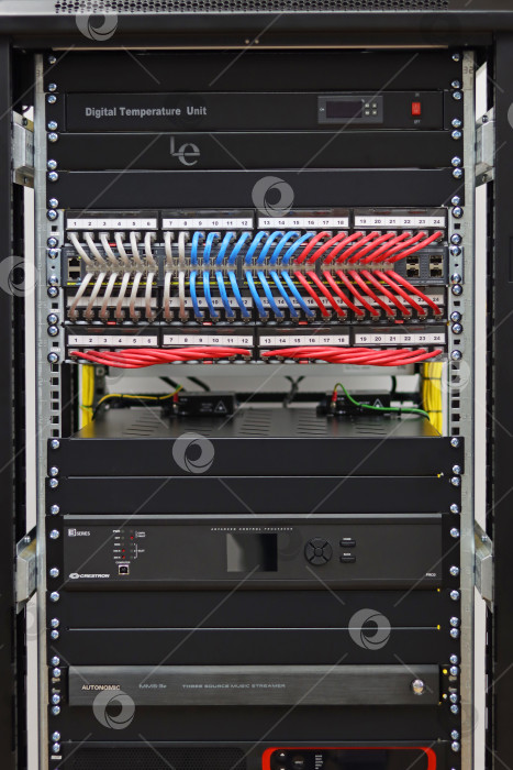 Скачать Телекоммуникационная стойка с необходимым оборудованием связи и управления. фотосток Ozero