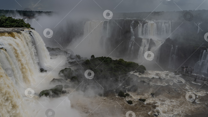 Скачать Захватывающий дух пейзаж с водопадом. фотосток Ozero