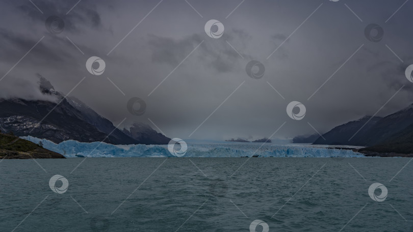 Скачать Стена из голубого льда пересекает бирюзовое ледниковое озеро. фотосток Ozero